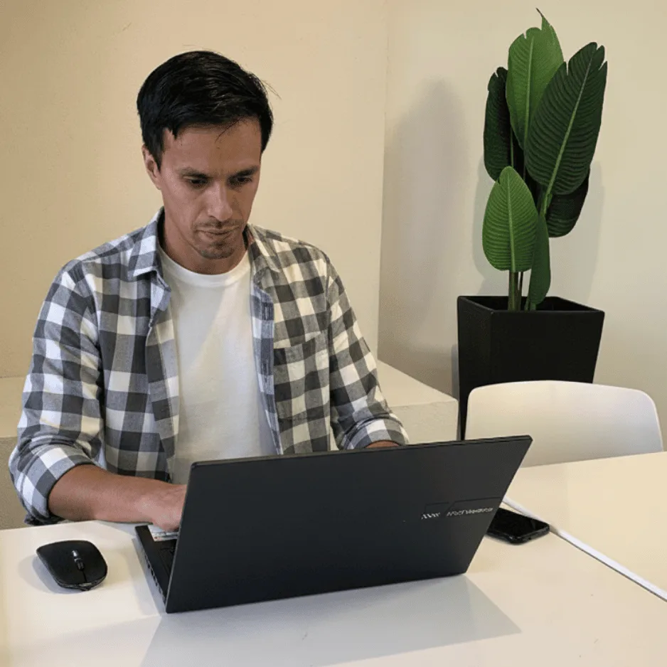 Samuel conversando con notebook